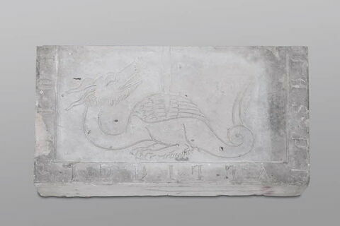 Fragment de dalle funéraire gravée d'une figure de dragon, image 4/4