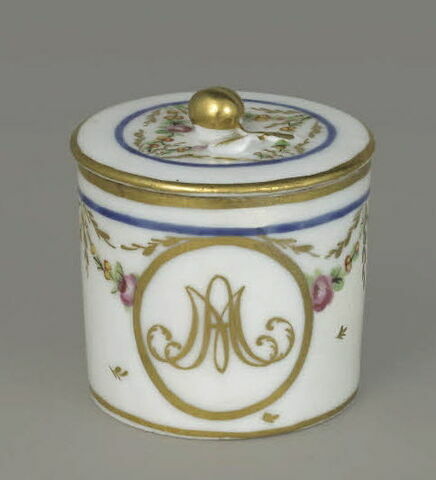 Pot à pommade, d'une paire (OA 9594 26 C), faiant partie du nécessaire de Marie-Antoinette