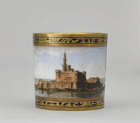 Tasse "Vue du phare d'Alexandrie", du cabaret égyptien de Napoléon Ier (36 pièces), ou "cabaret du service de l'Empereur"
