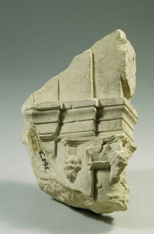 Fragment de pilastre décoré d'un putto et d'un écu, image 3/7