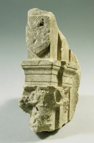 Fragment de pilastre décoré d'un putto et d'un écu, image 4/7