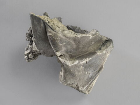 sculpture, fragment, image 2/2