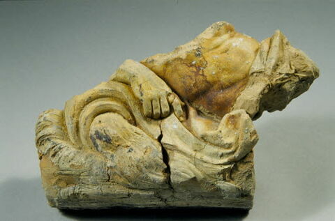 Relief représentant un fleuve couché, main retenant une draperie sur un torse masculin nu, image 4/7