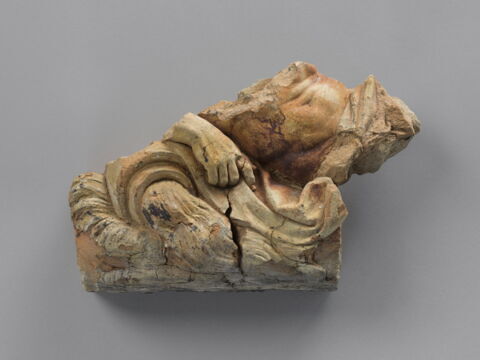 Relief représentant un fleuve couché, main retenant une draperie sur un torse masculin nu, image 1/3