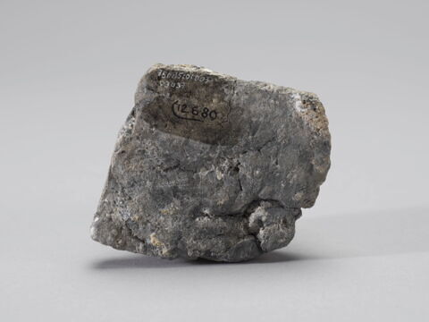 sculpture, fragment, image 2/3