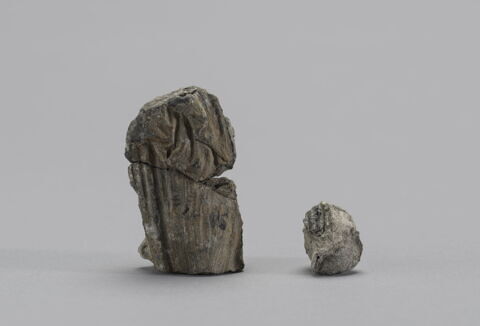 sculpture, fragment, image 1/2