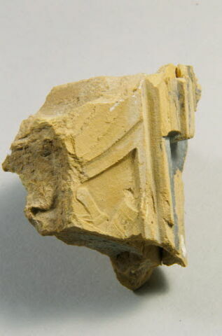 Fragment d'architecture avec traces de trophée d'armes, image 2/6