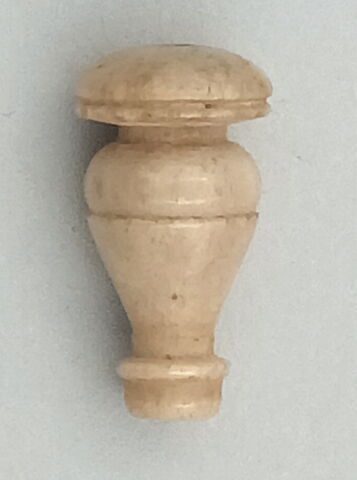 instrument de tissage, filature, couture ; bijou, parure, amulette ; instrument de toilette