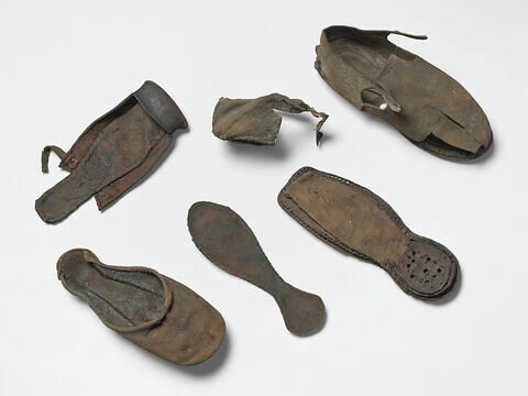 semelle de chaussure, fragment ; talon de chaussure, fragment