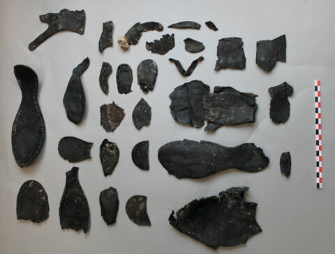 semelle de chaussure, fragment ; talon de chaussure, fragment ; chaussure, fragment