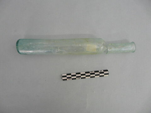 flacon cylindrique, fragment, image 2/4