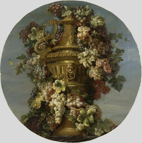 Vase d'or couvert entouré de ceps de vigne, feuilles et raisins