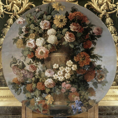 Vase d'or rempli et entouré de fleurs, image 2/2