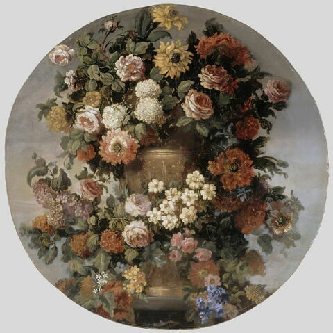 Vase d'or rempli et entouré de fleurs, image 1/2