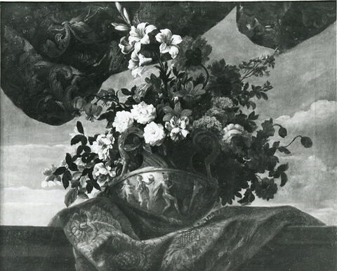 Vase orné d'une danse antique, rempli de fleurs et posé devant un terme, image 1/1