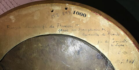 dos, verso, revers, arrière ; détail inscription © 2015 Musée du Louvre / Peintures