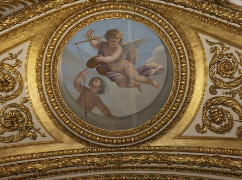 Plafond : Salle des Antonins - Les Génies de la Justice (deux Amours dont l'un tient un fil à plomb et l'autre une balance), sur la voûte, côté est au centre., image 2/4