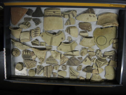vase ; fragment, image 2/2