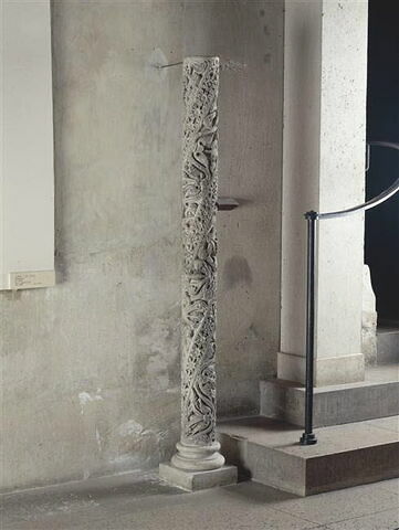 Fragment de colonnette décorée de feuillage et de galons perlés, image 1/1