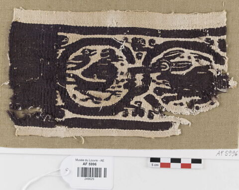 bande décorative d'habillement ; fragment, image 1/2