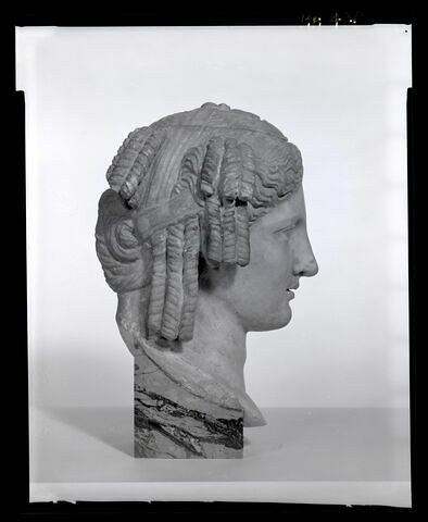 profil © 1995 Musée du Louvre / Patrick Lebaube