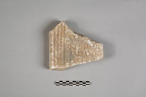 Stèle votive à Saturne (fragment), image 2/2
