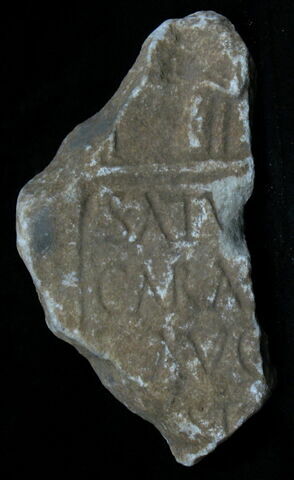 stèle  ; inscription