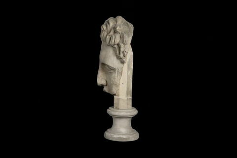 statue, image 2/4