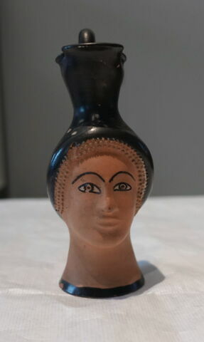 œnochoé ; vase plastique