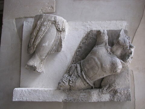 Tirage d'un fragment de métope représentant une déesse combattant un guerrier à terre