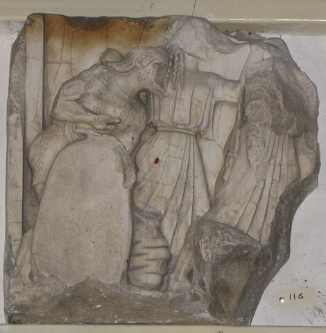 Tirage intégral d’une plaque de frise représentant un homme et deux femmes