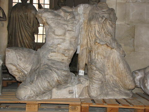 décor architectural ; statue ; Tirage intégral de deux figures masculine et féminine du fronton ouest du Parthénon, dites "Cécrops et sa fille"