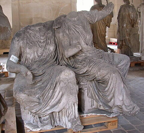 Tirage intégral des deux figures féminines assises du fronton est du Parthénon, dites "Déméter et Perséphone"