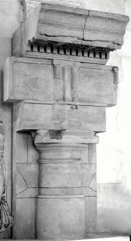élément d'architecture  ; Tirage d’un ordre dorique restauré
La base de la colonne est directement surmontée du chapiteau et de la frise dorique ; cet ordre d'applique est moulé avec une partie du mur. 
Provenant de : Rome, Théâtre dit "de Marcellus"