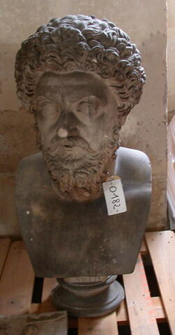 statue  ; Tirage d’un buste de l'empereur Marc-Aurèle
