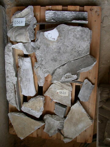 plaque de frise  ; Fragments de tirages des reliefs de l'autel de Pergame