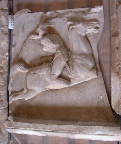 Tirage  d'une plaque représentant une Amazone cavalière montée à l'envers, image 1/1