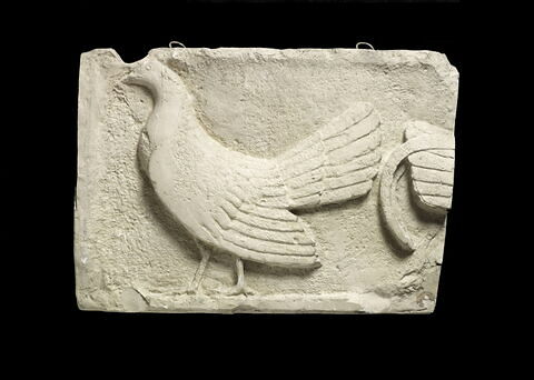 plaque de frise ; Tirage d’une plaque représentant une poule et la queue d'un coq
