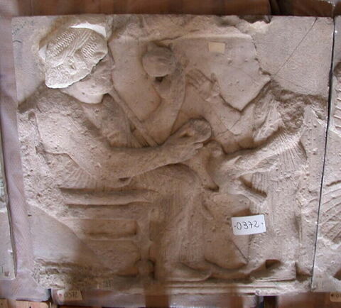 Tirage d’une plaque représentant un personnage trônant devant une jeune servante lui présentant un oiseau