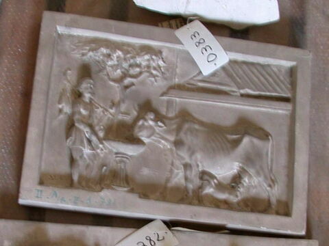 relief ; Tirage d’un relief représentant un berger qui une vache allaitant