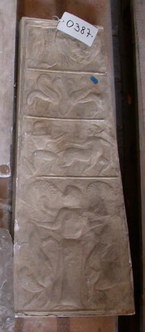 relief ; Tirage d’un bas-relie représentant des oiseaux, des griffons, une centauromachie et une maîtresse des animaux