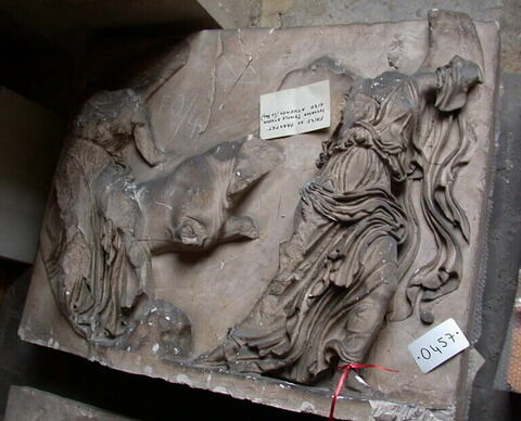 Tirage d’un relief représentant deux Victoires et un taureau