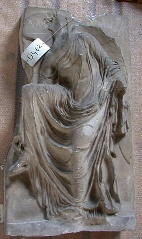 plaque de frise ; Tirage d’un relief représentant Nikê rattachant sa sandale