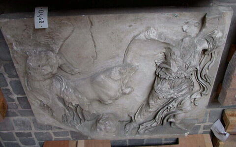 plaque de frise ; Tirage d’un relief représentant deux nikai et un taureau