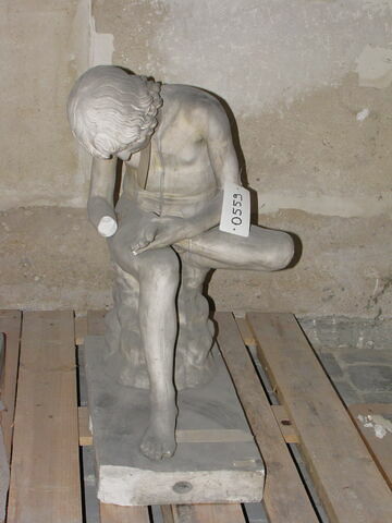 statue ; Spinario