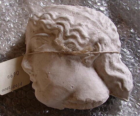 Tête d'une tête féminie de la frise est du Parthénon, dite “ergastine 60”, image 1/1