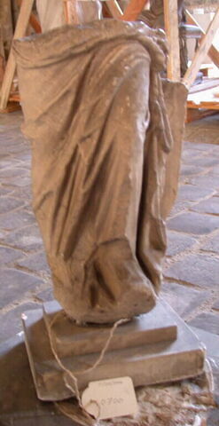 Tirage de la partie inférieure d’une statuette de femme drapée, image 1/1