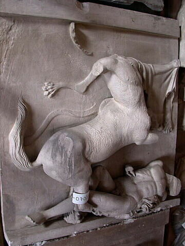 métope ; Tirage d’une métope représentant un centaure et un Lapithe
