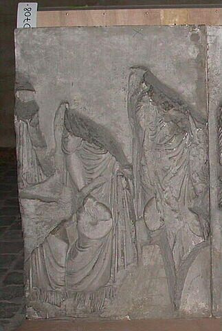 Tirage d’une plaque représentant trois femmes tenant des phiales