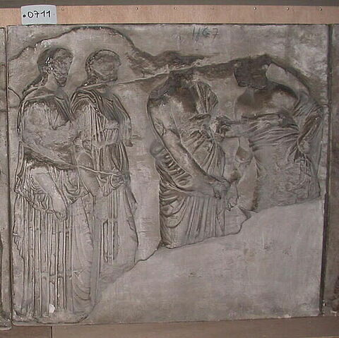 plaque de frise ; Tirage d’une plaque représentant deux femmes et deux héros